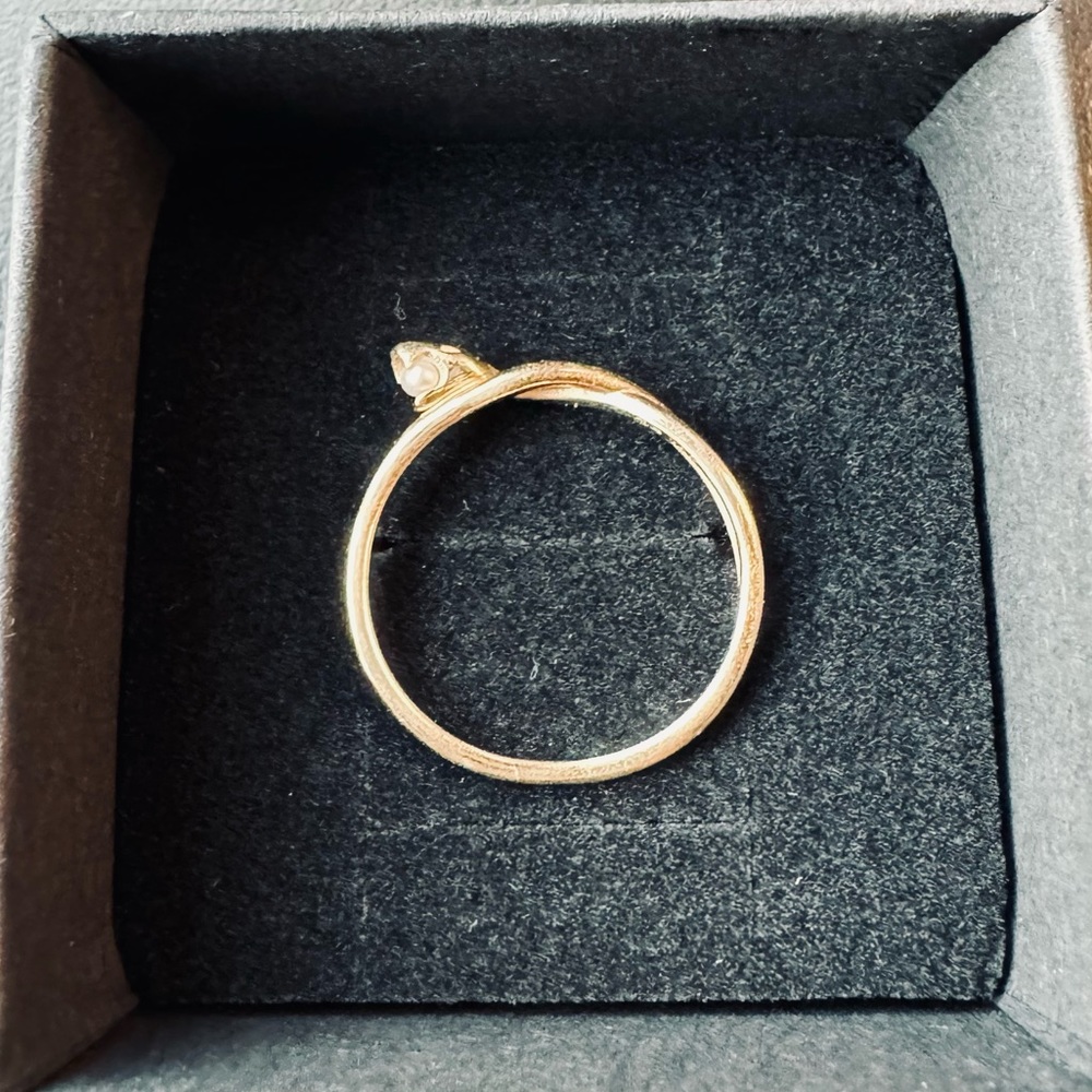 Catbird Sylvie Snake Ring with pearl in 14k yellow gold, US 8